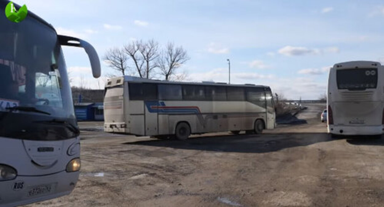 Buses with the refugees from Donbass in Rostov Region. February 19, 2022. Screenshot of the video by the "Caucasian Knot"
