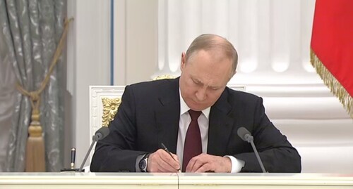 Vladimir Putin signs decrees to recognize the independence of the LPR and DPR. Screenshot of the video http://kremlin.ru/events/president/news/67829