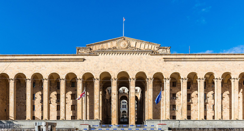 The building of the Parliament of Georgia. Photo: Diego Delso https://ru.wikipedia.org/wiki/Здание_парламента_Грузии_(Тбилиси)