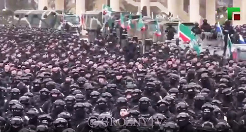 Chechen militaries on a square in Grozny. Screenshot of the video https://www.instagram.com/p/CaZl2TcDnWm/