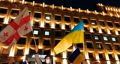The flags of Georgia and  Ukraine at a rally in Tbilisi. Photo by Inna Kukudzhanova for the "Caucasian Knot"