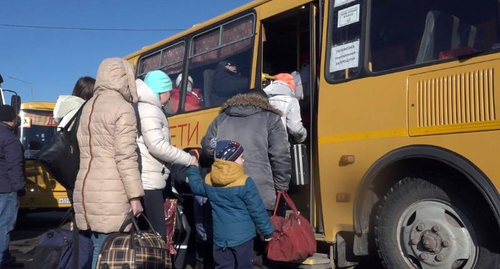 Refugees from Donbass crossing border of the Rostov Region. Photo: https://bloknot-rostov.ru/news/v-rostovskuyu-oblast-za-sutki-vekhali-5500-bezhents-1453344