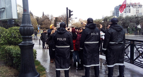 Police stand near participants of an action the Russian Embassy in Baku, March 4, 2022. Photo by Kyamal Ali for the Caucasian Knot