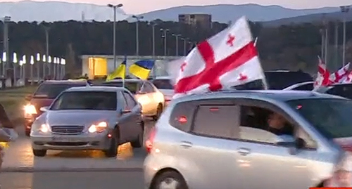 A motor rally along city streets  in Kutaisi against the military operation in Ukraine. Screenshot of the video https://rustavi2.ge/ka/news/223965
