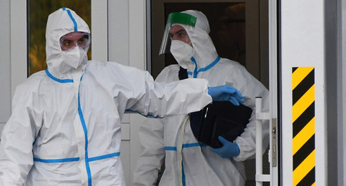 Health workers in protective suits. Photo by the “Grozny” ChGTRK (Chechen State TV and Radio Broadcasting Company) https://grozny.tv/news/coronavirus/44387