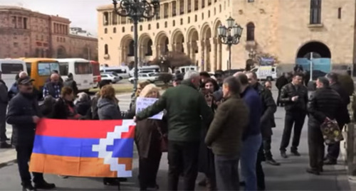 Participants of a rally in Yerevan at the government building, March 2022. Screenshot: https://armeniatoday.news/society/438143/