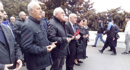 Baku residents at the obelisk to the martyrs. Photo by Kyamal Ali for the Caucasian Knot