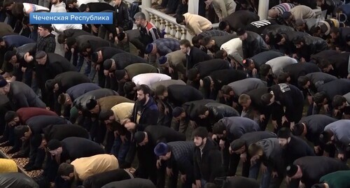Collective prayer at a mosque in Grozny. Image mage from video posted at: https://www.1tv.ru/news/2022-04-02/425406-u_musulman_vsego_mira_nachinaetsya_svyaschennyy_mesyats_ramadan