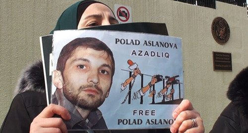 A poster with Polad Aslanov's photo. Screenshot of the video by Amerikanın Səsi https://www.youtube.com/watch?v=MeItCVwfF20