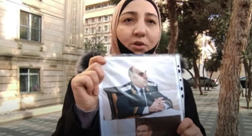 Gyulmira Aslanova, the wife of Polad Aslanov, a journalist, at a protest action. Screenshot of the video https://www.youtube.com/watch?v=EWOkpKJ25aY