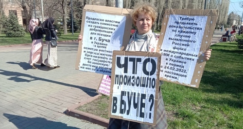Tamara Grodnikova holds a picket in Volgograd, April 10, 2022. Photo by the Caucasian Knot correspondent