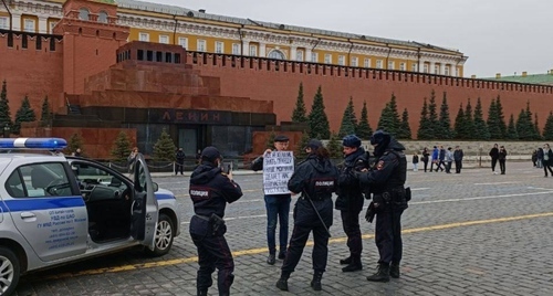 Law enforcers ask questions in connection with a picket held by Oleg Orlov, Moscow, April 10, 2022. Photo: HRC ‘Memorial’* https://t.me/polniypc/2219