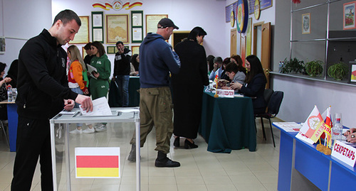 At a polling station in Tskhinvali, April 10, 2022. Photo by Maria Abaiti for the Caucasian Knot