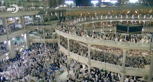 Piligrims in Mecca. Screenshot: https://www.youtube.com/watch?v=i8jZ5gBwJ00