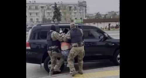 The detention of a suspect. Screenshot of the video by the the Centre for Public Relations of the Russian FSB https://ria.ru/services/video/embed/1783386014-1783363979.html