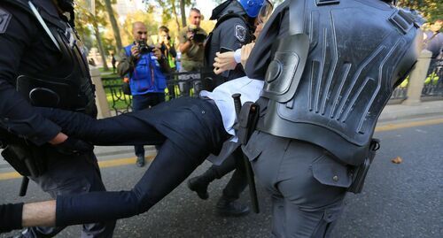 Policemen detain an activist. Photo by Aziz Karimov for the Caucasian Knot