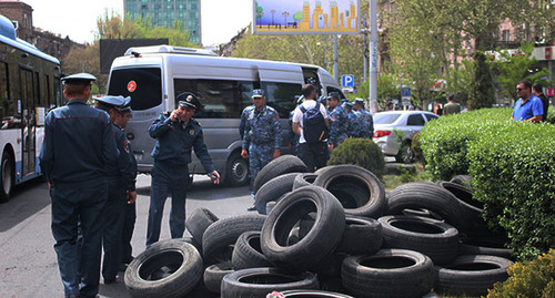 Law enforcers at the place of a protest action in Yerevan, April 26, 2022. Photo by Tigran Petrosyan for the Caucasian Knot