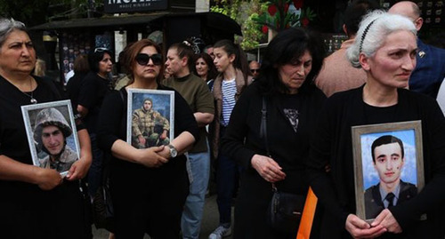 Relatives of militaries who perished during the autumn war in 2020 hold an action with the demand to bring Nikol Pashinyan to responsibility. Photo: https://eadaily.com/ru/ampnews/2022/04/26/rodnye-pogibshih-v-karabahe-potrebovali-privlech-pashinyana-k-otvetstvennosti