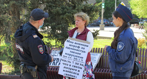 Policemen talk with Tamara Grodnikova, Volgograd, April 28, 2022. Photo by Vyacheslav Yaschenko for the Caucasian Knot