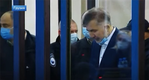 Mikhail Saakashvili (right) in a courtroom. Screenshot: https://www.youtube.com/watch?v=jtb5QF28d6Q