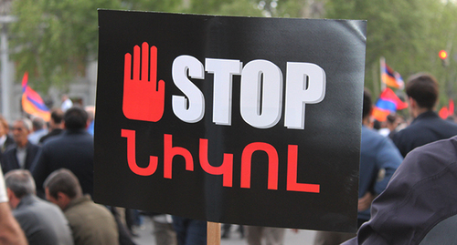 A banner of a protester saying "Stop, Nikol!" Yerevan, May 1, 2022. Photo by Tigran Petrosyan for the "Caucasian Knot"