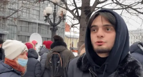 Said-Mukhammad Djumaev at an action in support of Alexei Navalny on January 23, 2021. Screenshot of the video by Anews https://www.youtube.com/watch?v=Xtasot6gdA4