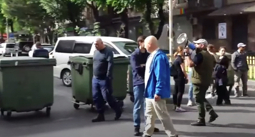 The opponents of Pashinyan have blocked streets in Yerevan. Screenshot of the video by the NEWS AM https://www.youtube.com/watch?v=KZSYLsi0WFk