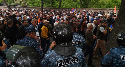 The police watches the protesters. Yerevan, May 3, 2022. Photo by Armine Martirosyan for the "Caucasian Knot"