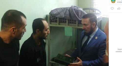 Mansur Soltaev talking to prisoners in the Dimitrovgrad prison. Screenshot of the post published on the Chechen Ombudsperson's page on the "VKontakte" https://vk.com/chechombudsman?z=photo708890451_457239074%2Fwall708890451_110