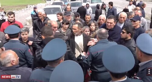 Relatives of the Armenian prisoners of war block the Yerevan-Gyumri highway, May 8, 2022. Screenshot: https://www.kavkaz-uzel.eu/articles/375956/