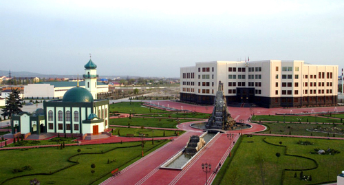 A square at the Chechen Government building. Photo: IA ‘Grozny-Inform’, https://grozniy.bezformata.com/listnews/respublika-v-trojke-regionov-liderov/46788611/