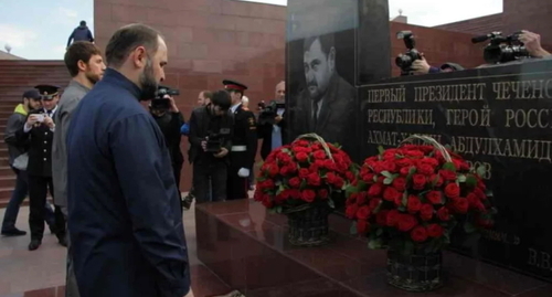Laying of flowers to the Memorial to Akhmat Kadyrov, 2021. Screenshot: https://www.youtube.com/watch?time_continue=6&v=YtVL7keYltw&feature=emb_logo