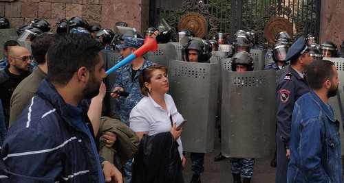 Policemen and protesters, Yerevan, May 2022. Photo by Armine Martirosyan for the Caucasian Knot