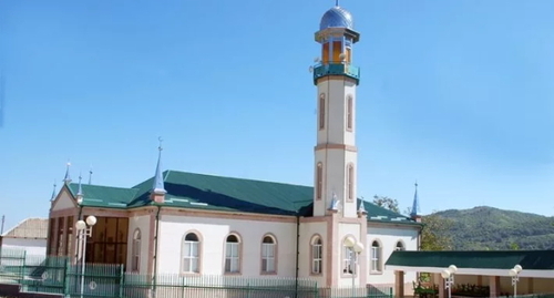 A mosque in a Dagestani village. Photo: https://riadagestan.ru/news/g_kizilyurt/v_tsentralnoy_mecheti_goroda_kizilyurta_organizovali_mavlid_dlya_slabovidyashchikh/