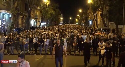 A march of the opposition supporters in Yerevan on May 17, 2022. Screenshot of the video https://www.youtube.com/watch?v=8Z-fZ-8ZsOc