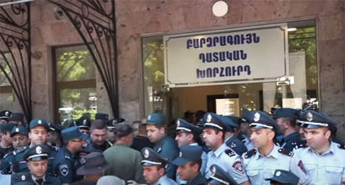 Policemen during a rally near the building of the Supreme Judicial Council of Armenia. May 26, 2022. Screenshot: https://www.youtube.com/watch?v=LI1pPIKjbTY