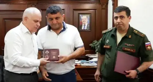 The father of a native of Dagestanskiye Ogni, who perished in Ukraine, is handed over Order of Courage. Screenshot https://t.me/dagogni_press/667