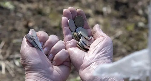 Money in a woman’s hands. Photo by Nina Tumanova for the Caucasian Knot