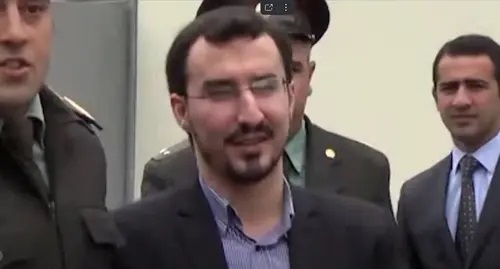 Taleh Bagirzade is being escorted by policemen. Image made from video posted by haqq sunna: https://www.youtube.com/watch?v=MPjaXBsKwD4 