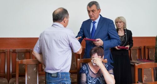 Sergey Menyailo hands awards to relatives of the natives of North Ossetia who perished in Ukraine. Photo: press service of the North Ossetia head, http://alania.gov.ru/news/11100