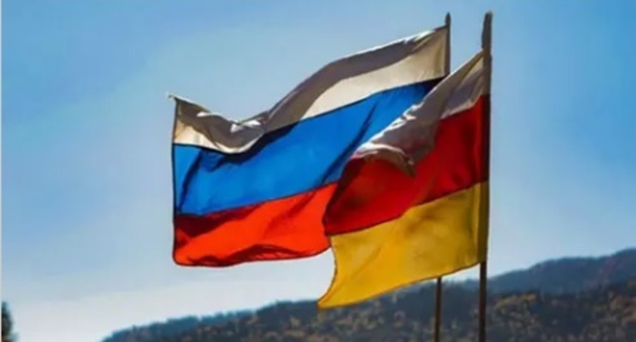 Flags of South Ossetia and Russia. Photo: cominf.org https://www.grozny-inform.ru/news/politic/131615/