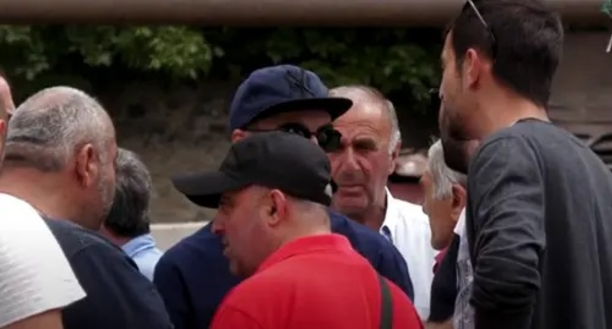 Strikers at a Borjomi plant. Screenshot: https://www.youtube.com/watch?v=Y4obZZijUFQ
