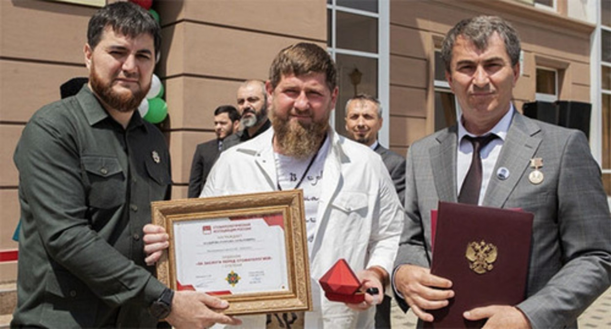 Ramzan Kadyrov (in the centre) was awarded the Order of Merit for Dentistry. Photo by Rizvan Edilsultanov / Grozny Inform