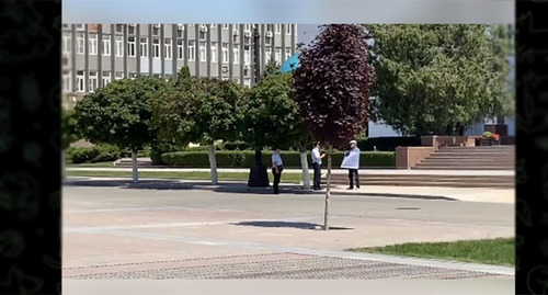 Yusup Kaplanov went out to a solo picket. Makhachkala, June 29, 2022. Screenshot of the video https://t.me/chernovik/33139