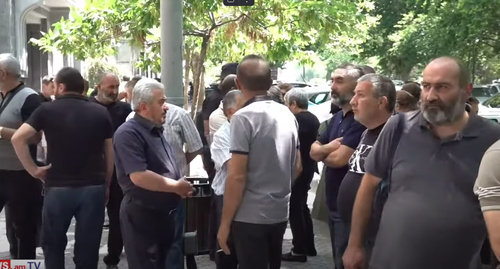 Parents of the military servicemen who perished in the autumn war of 2020 at the Prosecutor’s General Office. Image made from video posted by NEWS AM,  https://www.youtube.com/watch?v=fKqXu1x6eyc