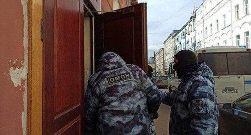 Law enforcers entered the office of the HRC “Memorial.” Photo: https://memohrc.org/ru/news_old/obyski-v-ofisah-memoriala-prodolzhalis-pochti-12-i-14-chasov