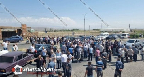 Residents of the Aknalich village in the Armavir Region of Armenia block the Yerevan-Armavir motor way. Photo: https://news.am/rus/news/713034.html