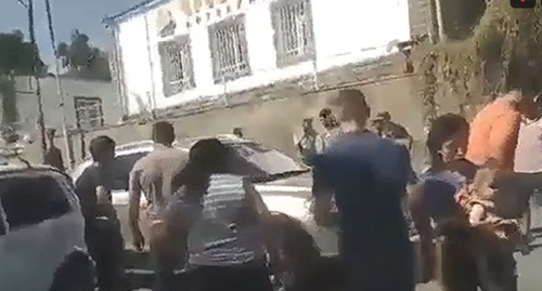 Residents of Berdzor block the road after a meeting with the Minister of Territorial Administration and Infrastructures of Nagorno-Karabakh. Screenshot: https://vk.com/video/@free_artsakh?z=video-17452458_456250619%2Fclub17452458%2Fpl_-17452458_-2