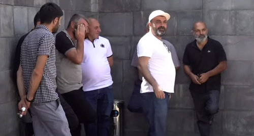 The parents of the military servicemen who perished in the 2020 Karabakh went out to protest at the building of the Armenian Ministry of Defence. Screenshot of the video by the NEWS AM https://www.youtube.com/watch?v=bf2176tlM7c