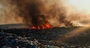 A burning landfill in Malgobek. Photo: https://fortanga.org/2022/08/samaya-bolshaya-svalka-ingushetii-gorit-vse-leto-i-travit-lyudej-vlasti-potratili-na-nee-bolshe-milliarda/